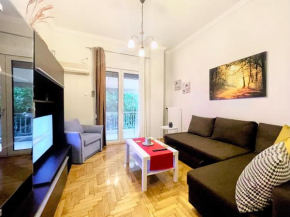 Cozy & Elegant Flat w/ Balcony, 10 mins from Acropolis